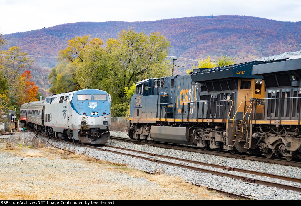 AMTK 39 meets CSX 3267